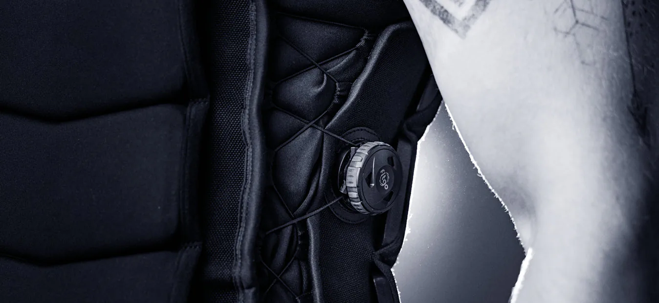 EVRVEST: side-lock system for a close-to-body fit