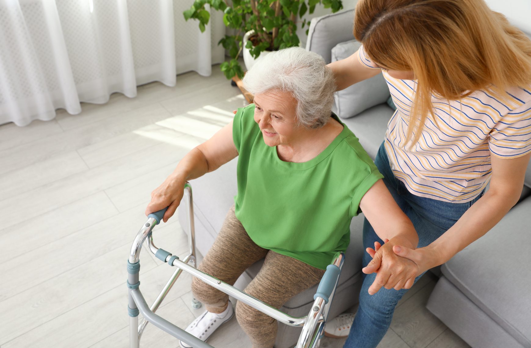 Vitabene – caregiver supporting a senior woman in 24-hour care
