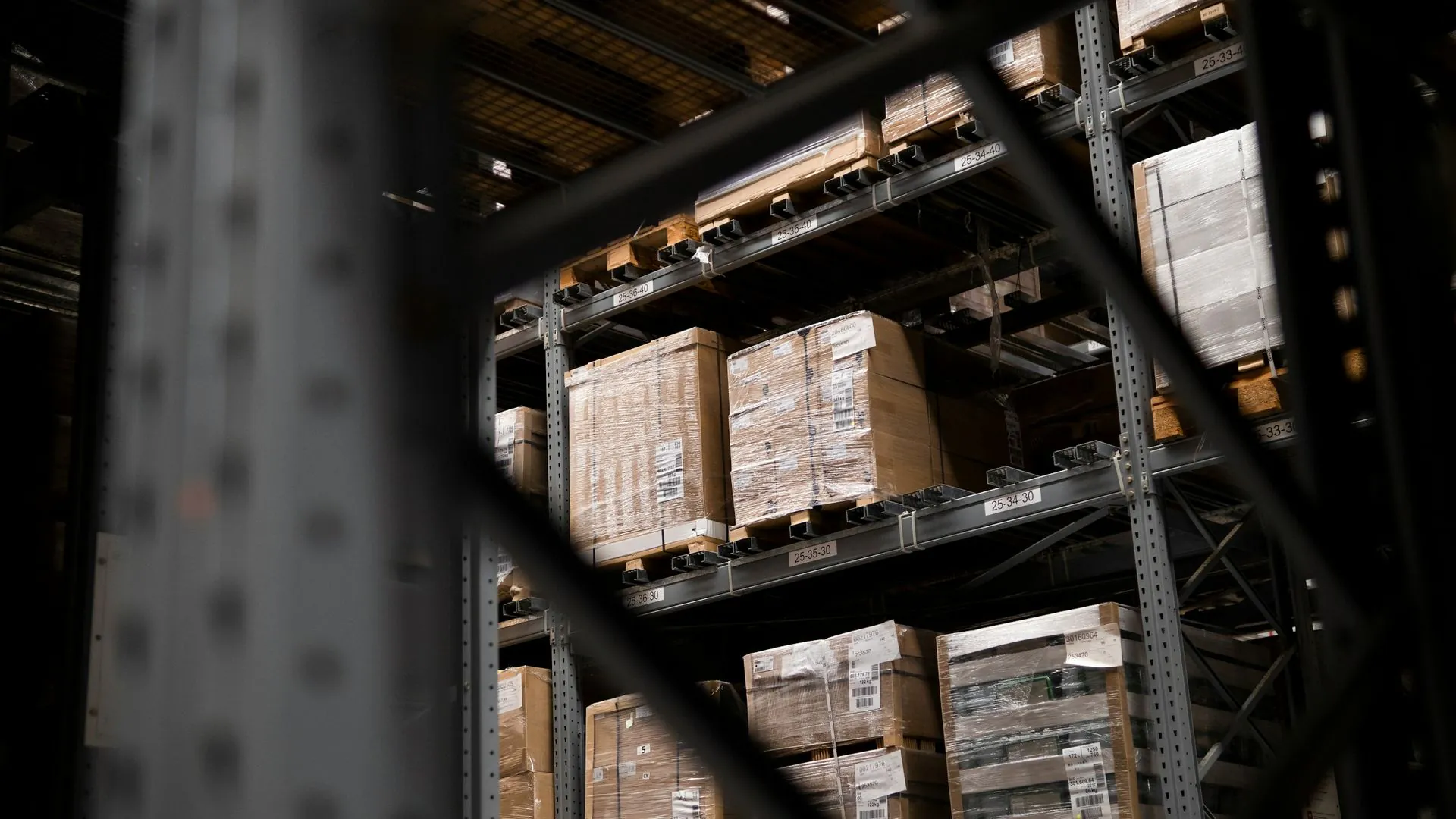 Lagerregale mit verpackter Ware in einem Fulfillment-Lager