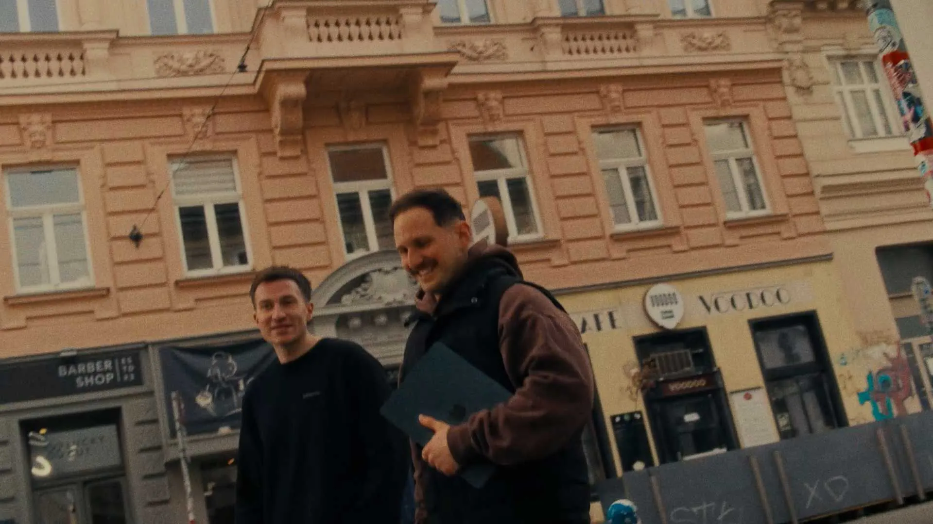 Zwei Mitglieder des Dometrics-Teams vor einem Wiener Altbau