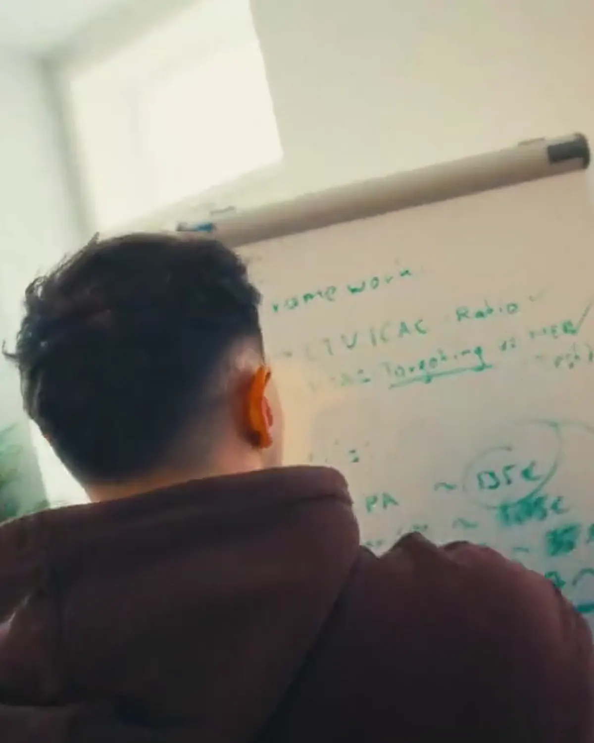 Mitarbeiter von Dometrics am Flipchart im Wiener Büro